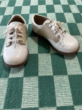 FootMates Cheer Saddle Oxford Shoes in White and Ecru Size 9.5